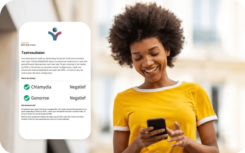 Een lachende vrouw bekijkt anoniem en snel haar SOA-testuitslag op haar mobiele telefoon via het beveiligde portaal. Naast haar is een digitaal testresultaat zichtbaar met negatieve uitslagen voor Chlamydia en Gonorroe, zonder dat er persoonsgegevens nodig zijn.