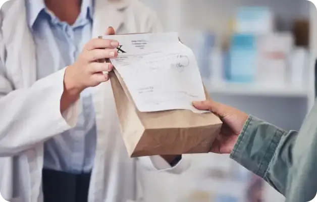 Een BIG-geregistreerde arts of apotheker overhandigt discreet een medisch recept en medicatie aan een patiënt.