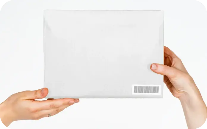 Een volledig blanco witte verpakking zonder logo of bedrijfsnaam wordt overhandigd, wat 100% discrete verzending vertegenwoordigt.
